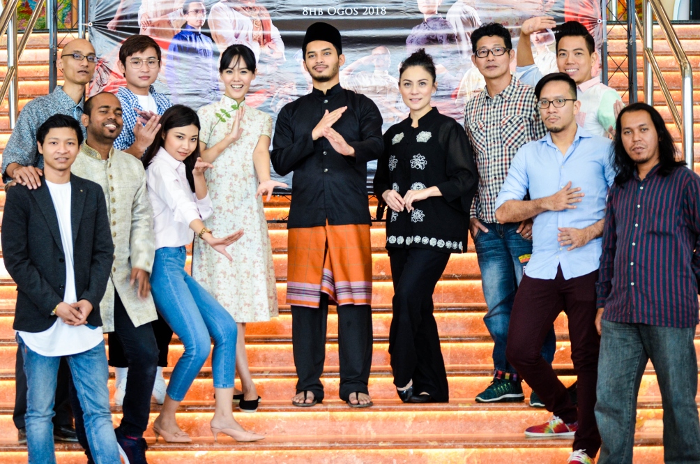 Antara pelakon yang terlibat dalam teater Tanah Akhirku.